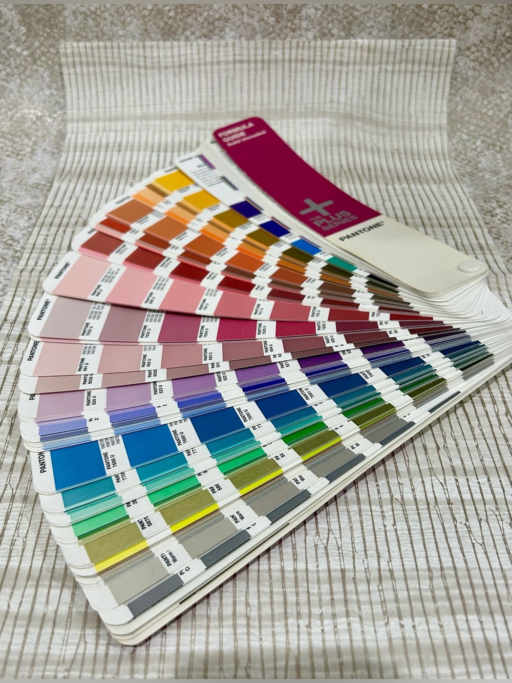 Pantone Plus Series Formula Guide Solid Uncoated 2010 First Edition